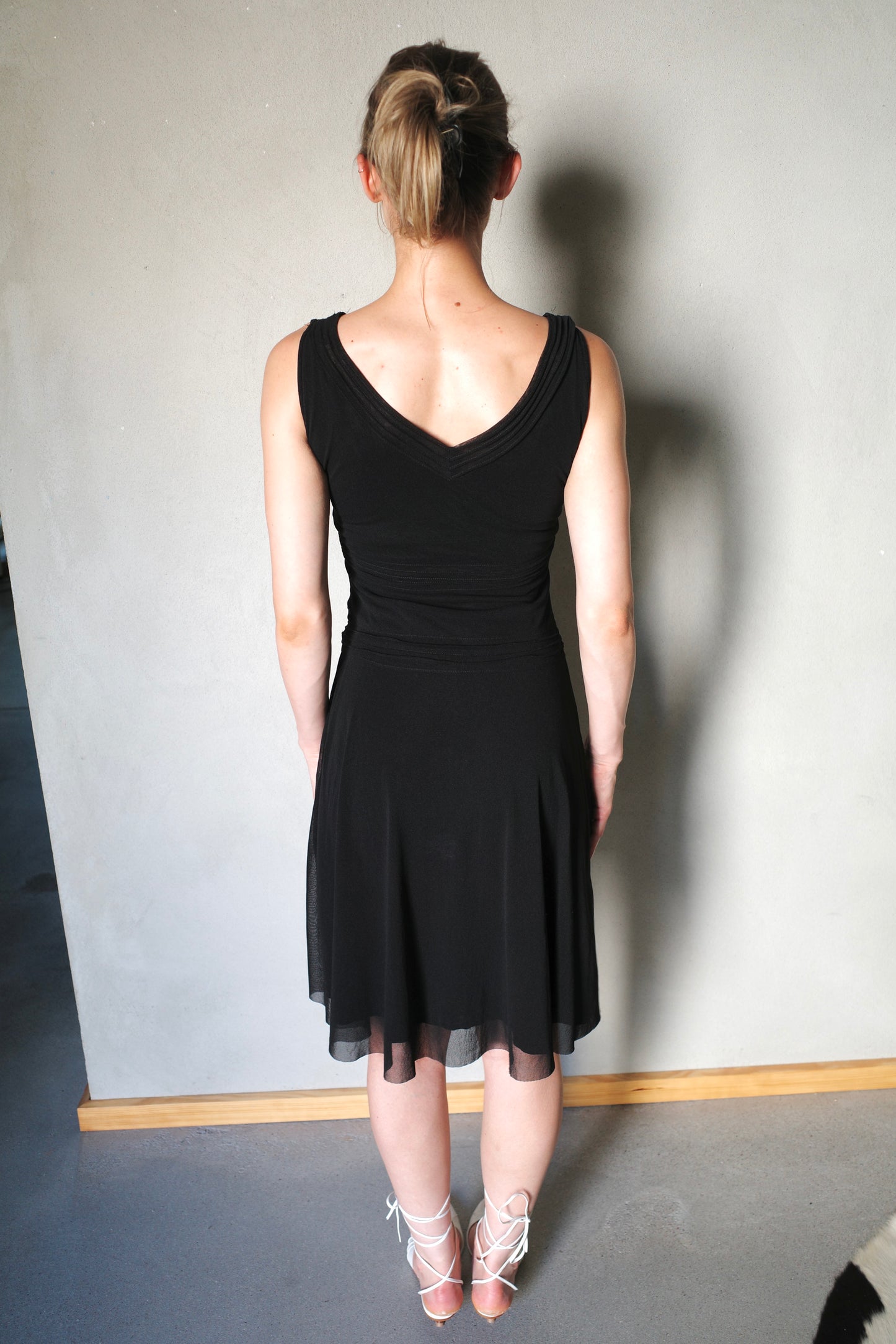 EMBROIDERY DRESS /W DEEP V-CUT