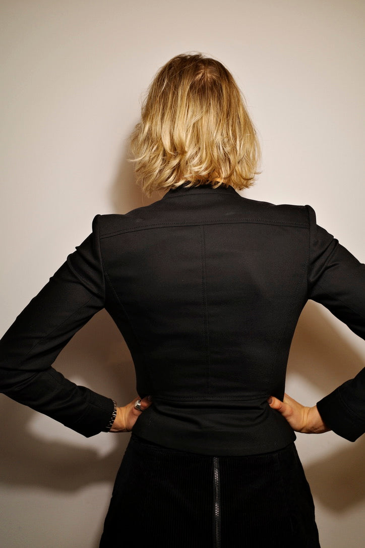 SLEEK TAILORED BLAZER