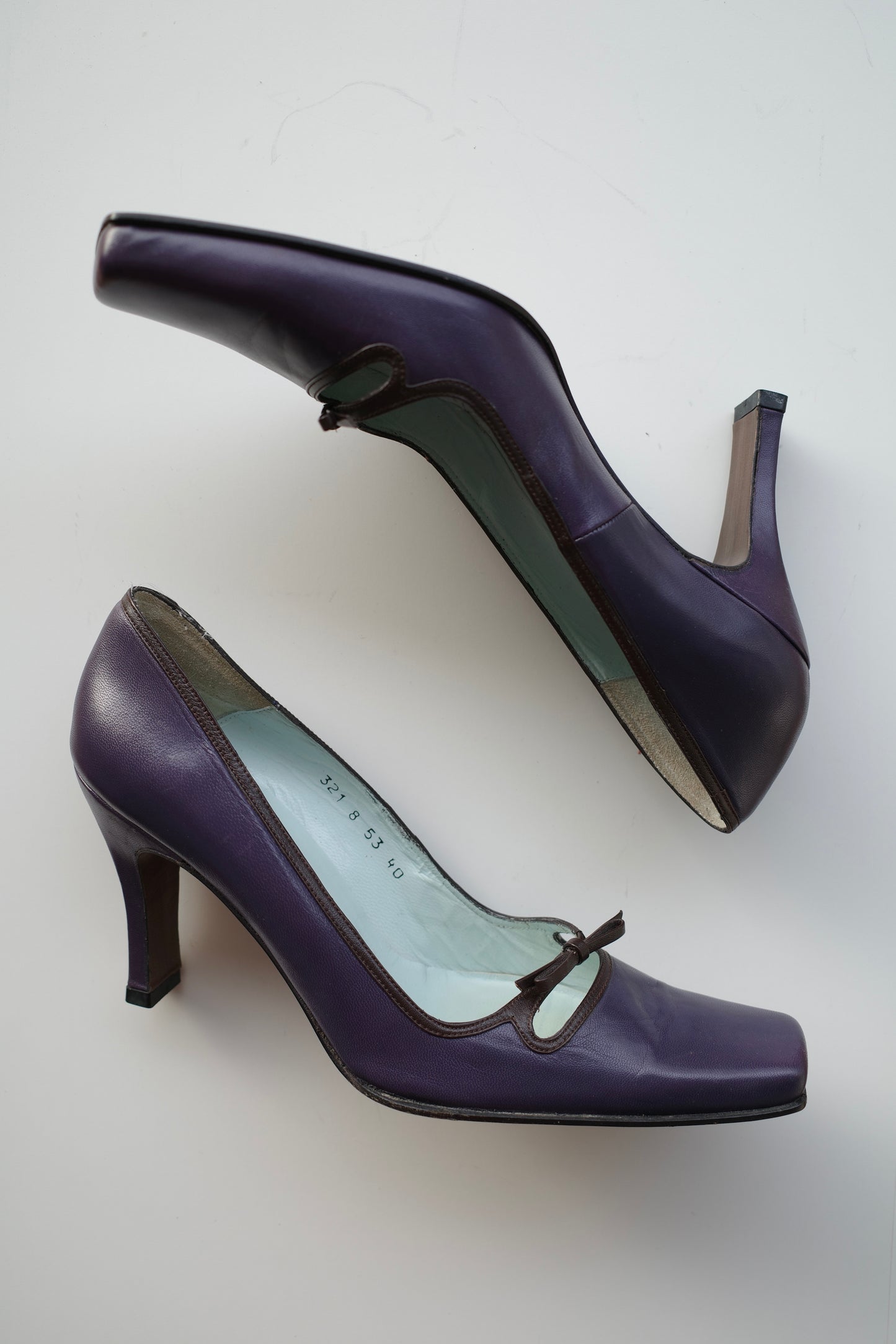 VINTAGE LEATHER PUMPS