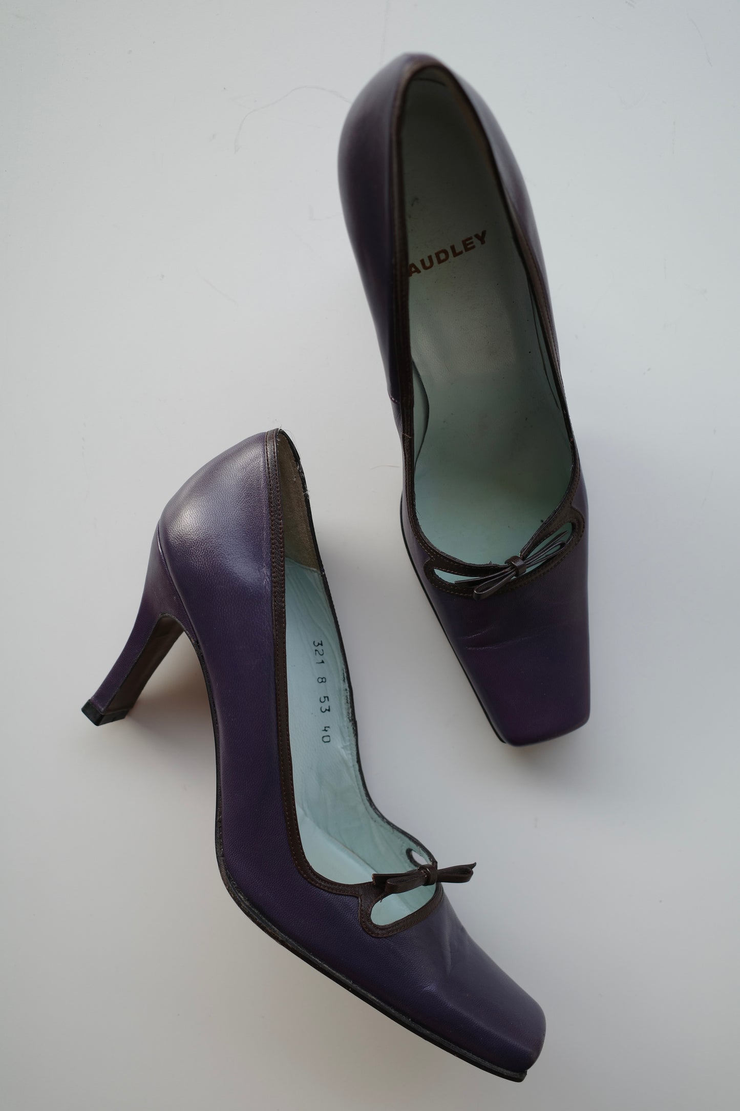 VINTAGE LEATHER PUMPS