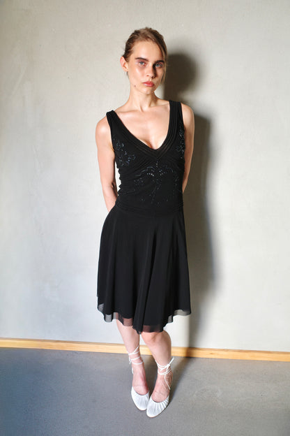 EMBROIDERY DRESS /W DEEP V-CUT